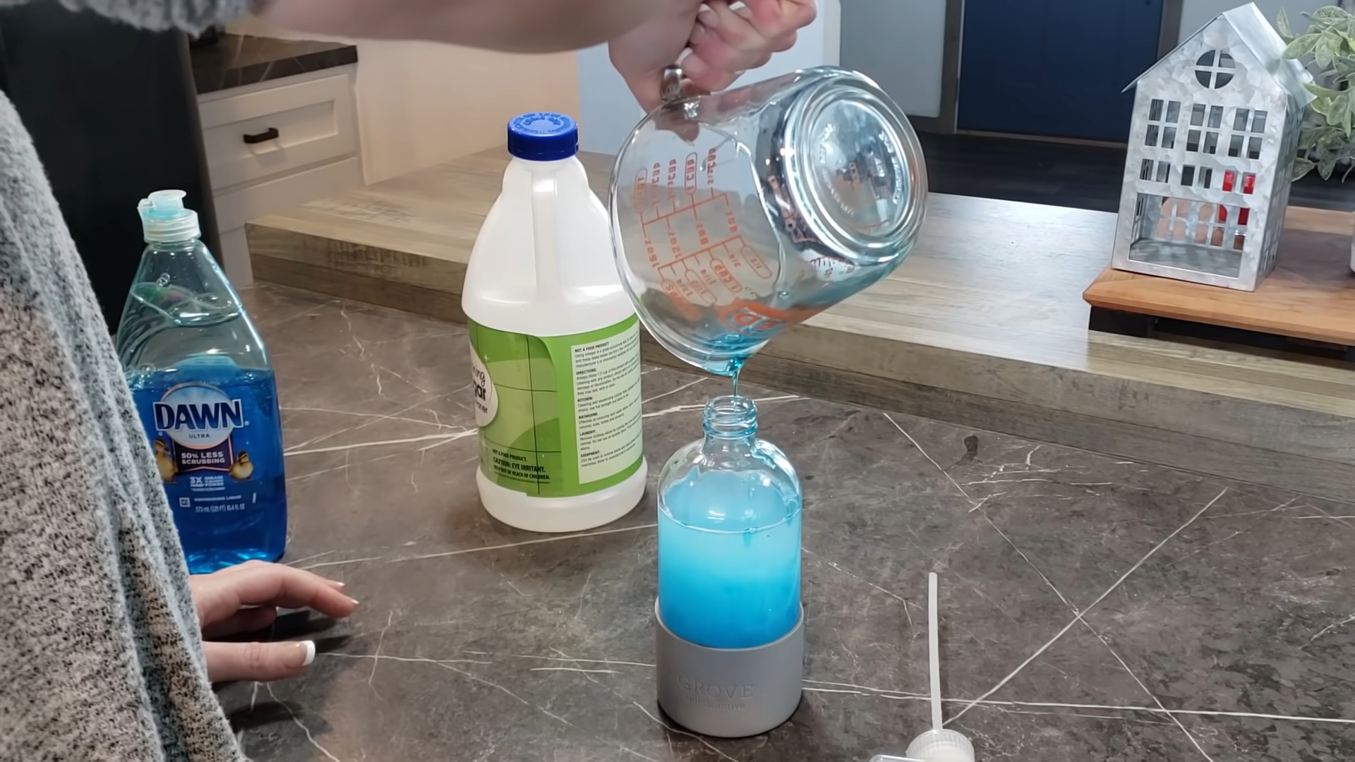 Badreiniger mit Essig und Spülmittel